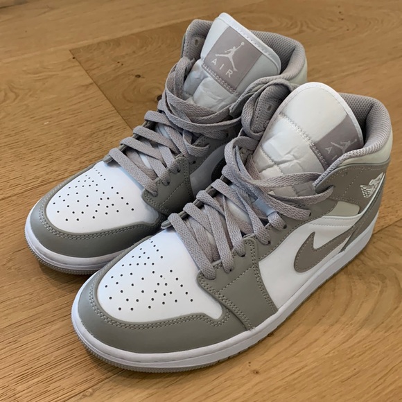 Jordan 1 mids - Picture 2 of 4